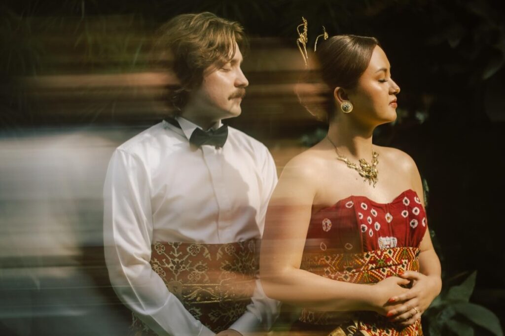 Pareja con ropa formal y estelas horizontales alrededor de los rostros y los hombros