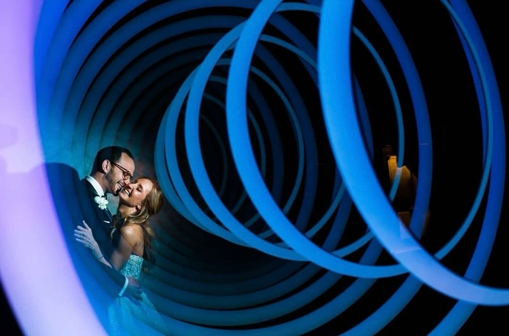 Pareja enmarcada por estructuras circulares azules superpuestas