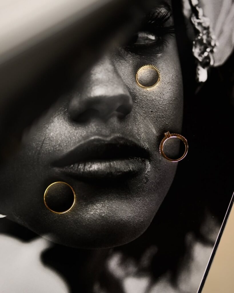 Tres anillos dorados colocados sobre un retrato impreso en blanco y negro