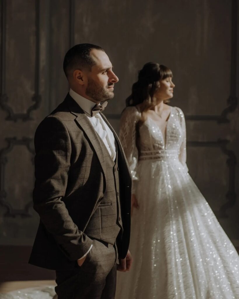 Pareja muy cerca en una habitación con texturas y luz suave