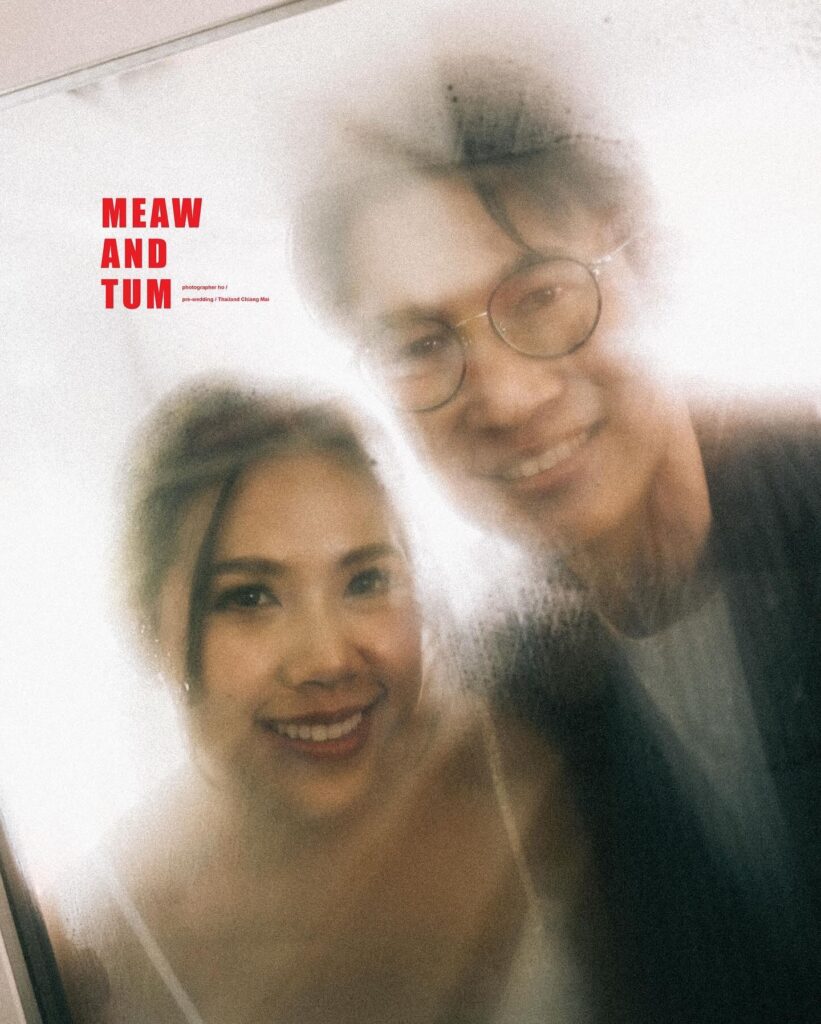 Retrato cercano de una pareja sonriente a través de una superficie translúcida con textura