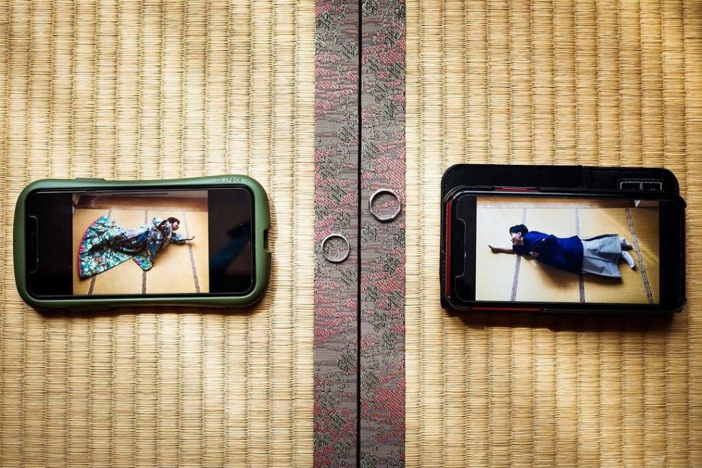 Dos teléfonos muestran retratos de una pareja con sus anillos entre las pantallas